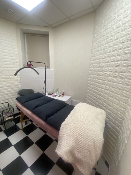 Місце для майстра манікюру,  окремий кабінет для лашмейкера,