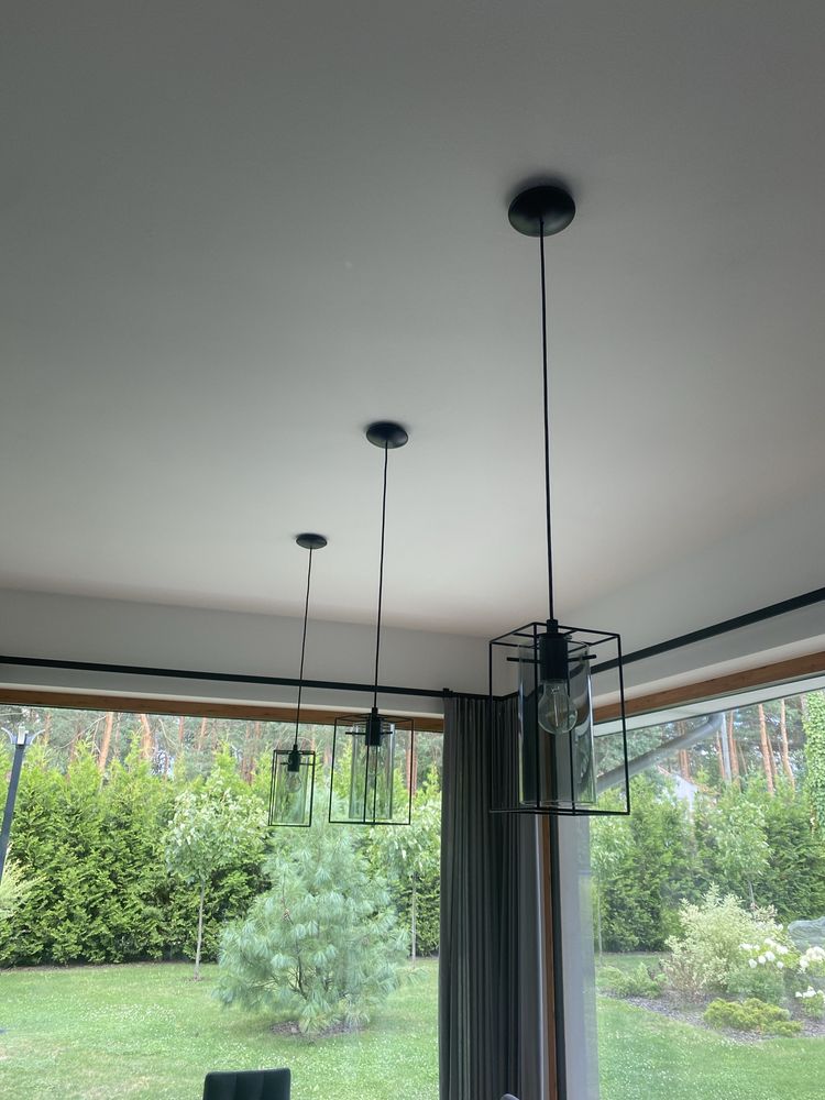 3 czarne lampy wiszące