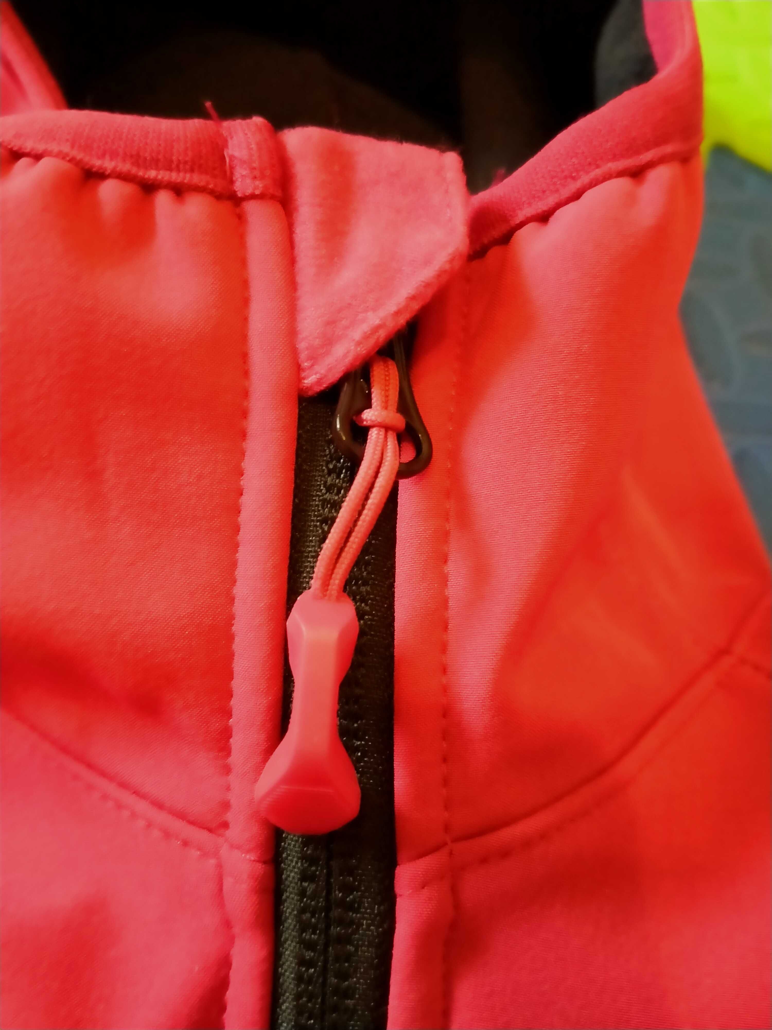 czerwony softshell 123/130 Decatlon /7-8 lat