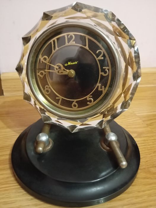 Годинник настільний .