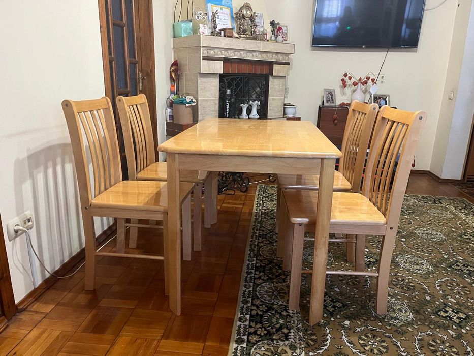 Дерев’яний стіл у комплекті з чотирма стільцями