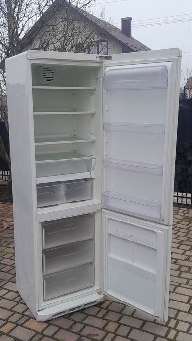 Холодильник ЕLectrolux 185см. Ariston 195см.