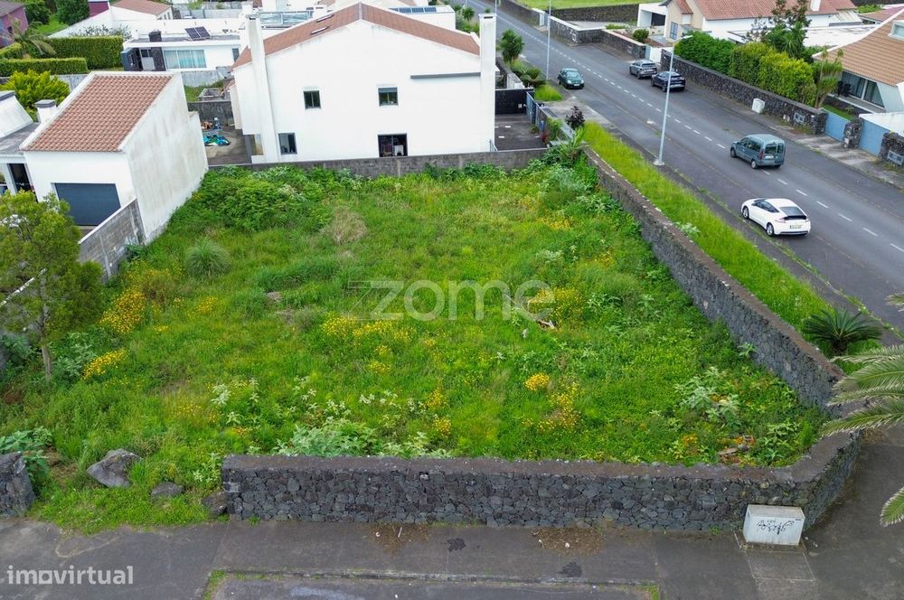 Lote com 350 m2 - Rua da Magnólia, Pico da Pedra.