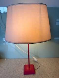 Candeeiro de secretária cor de rosa e abajur branco