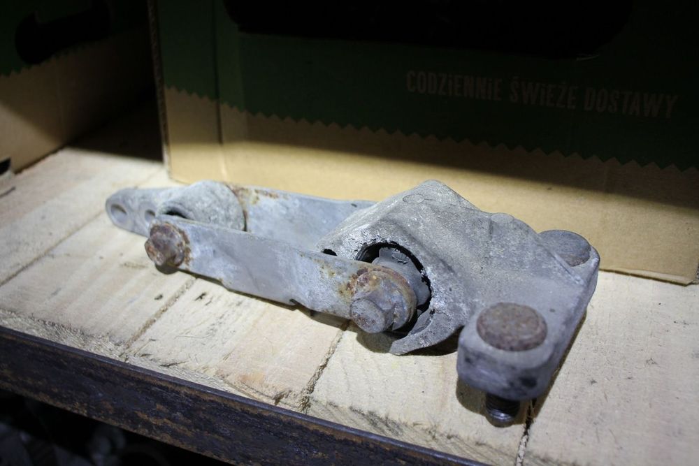 VOLVO XC90 4.4 V8 ŁAPA UCHWYT PODUSZKA ŁĄCZNIK