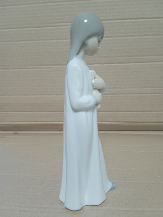 Статуэтка "Девушка со свёртком". Испания.