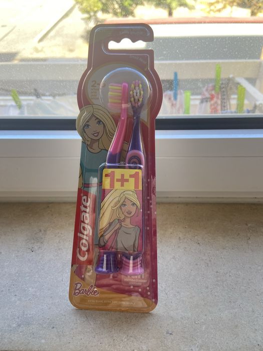 Escova de dentes da colhate de crianca