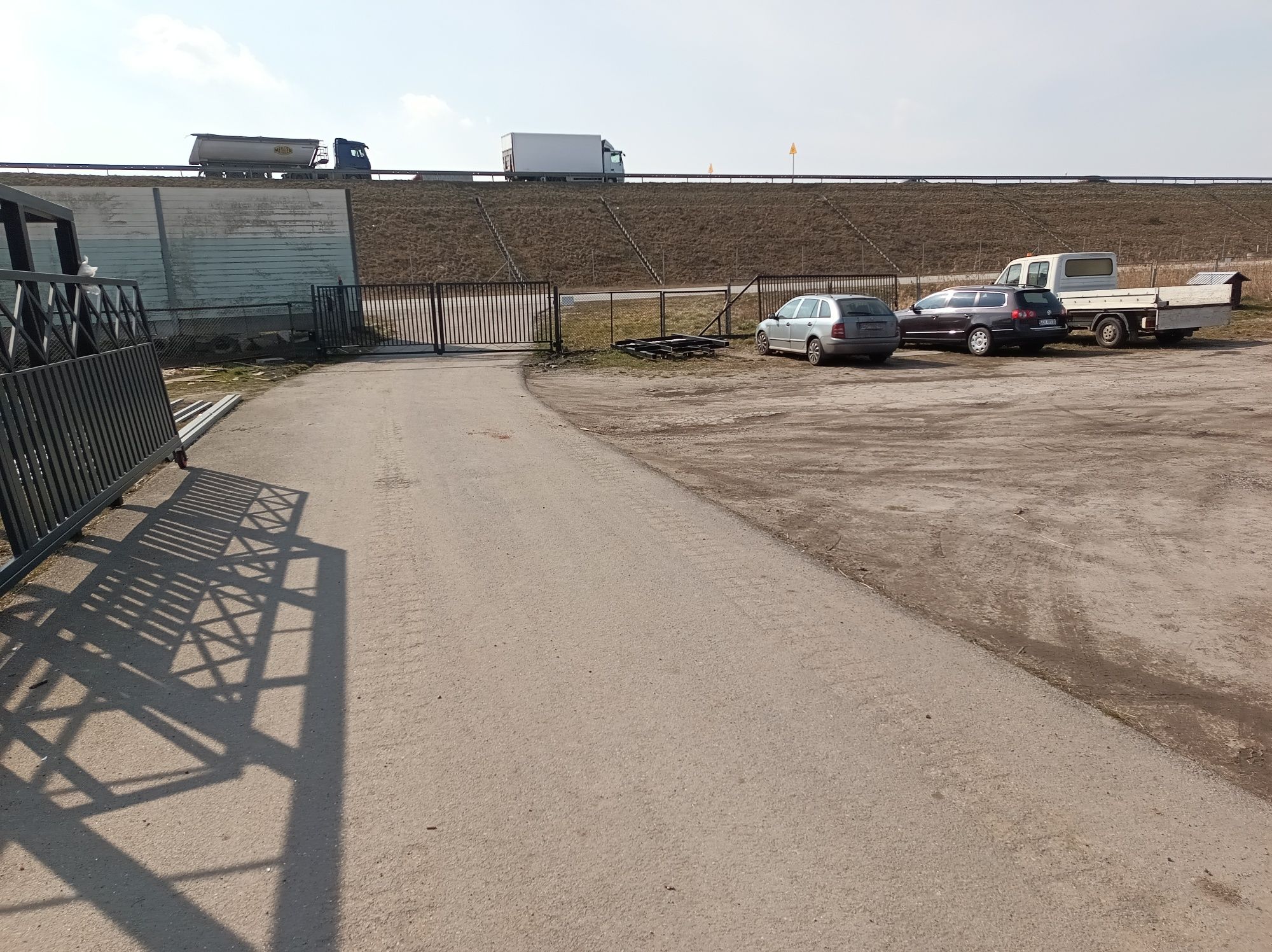 Plac utwardzony z garażami