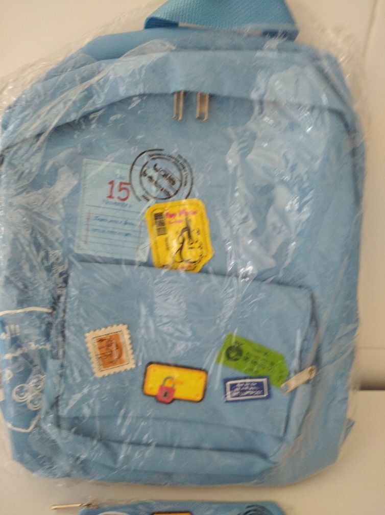 Conjunto novo de mochila, saco e estojo