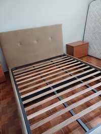 Cama de casal, com espaldar almofadado beje.