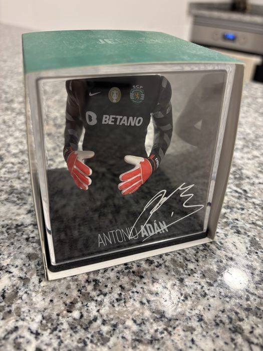 VITRINA CAMISOLA sporting antonio adan