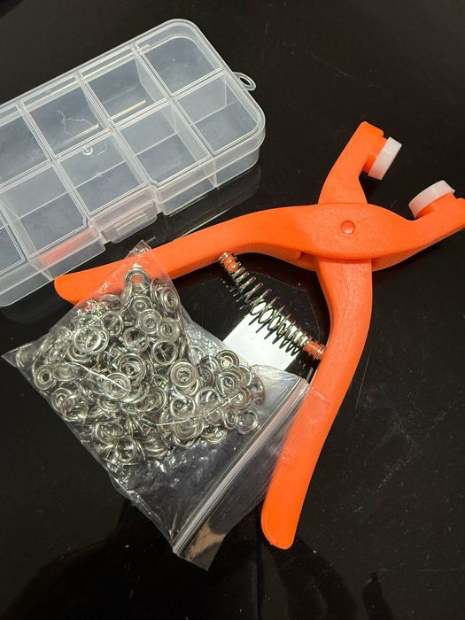 Пристрій для встановлення заклепок на одежу