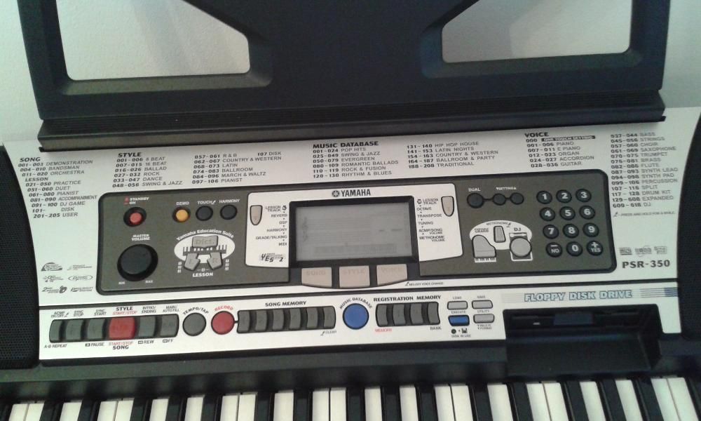 Órgão Yamaha PSR-350 com tripé