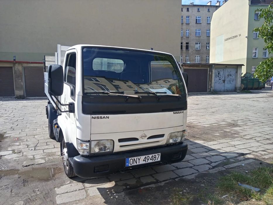 Nissan Cabstar  Nissan Cabstar 3 L.  1999 . Kategoria B, wywrotka na 3 strony, hak .