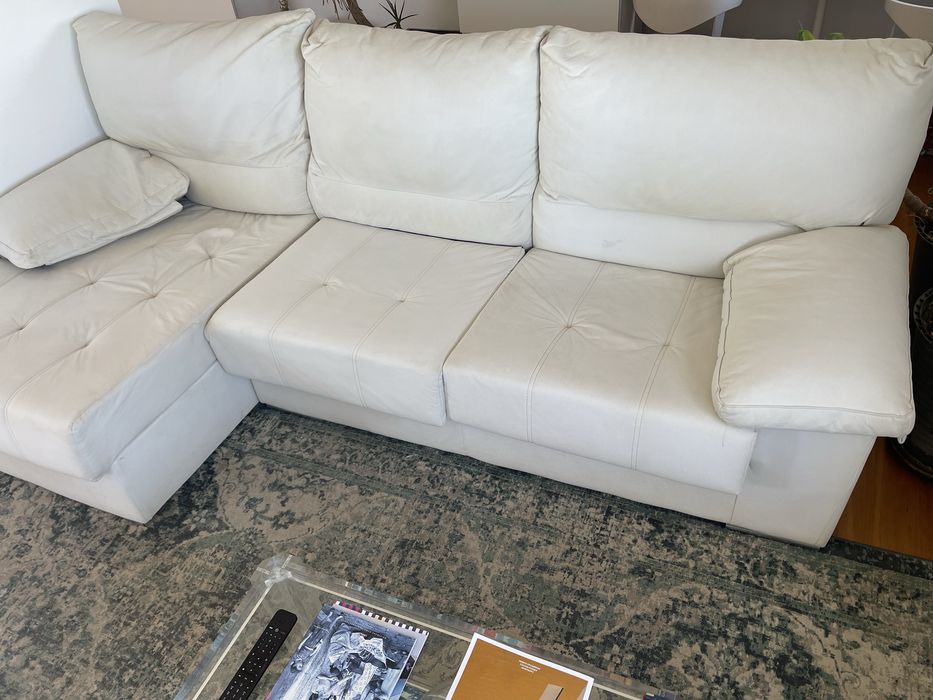Sofá branco tecido tipo “pele”