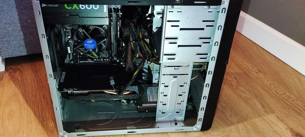 Komputer stacjonarny  Procesor: Intel i5-6600 - bardzo dobry stan