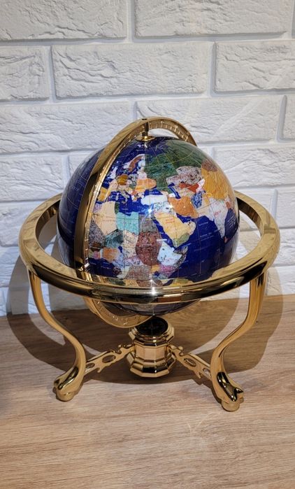Globus z kamieni szlachetnych z kompasem