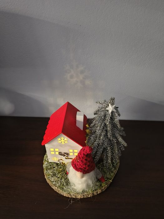 Ozdoba świąteczna świecący domek z choinką i krasnalem.