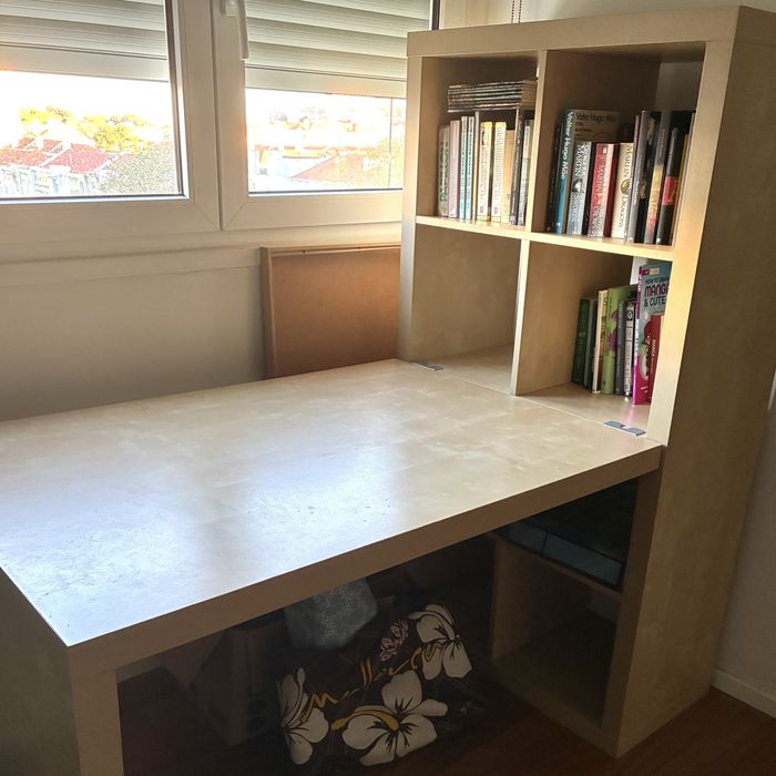 Secretária IKEA com arrumação