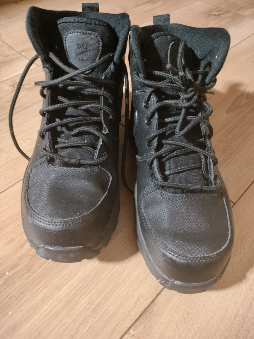 Młodzieżowe buty Nike- sneakersy Manoa