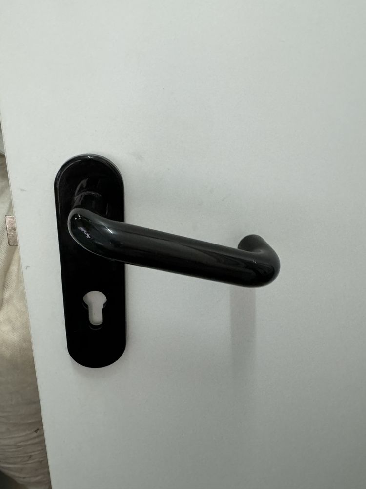 Porta branca interior sem aduela com puxador