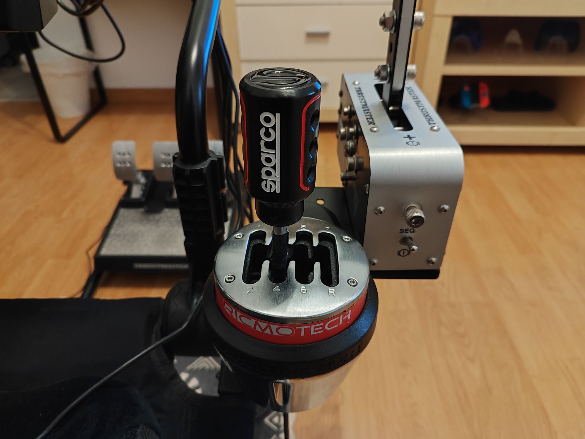 Thrustmaster TH8A Shifter c/ Shortshifter mod e Sparco Shiftknob