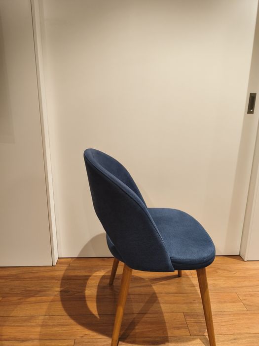 Vendo 5 cadeiras sala jantar, como novas.