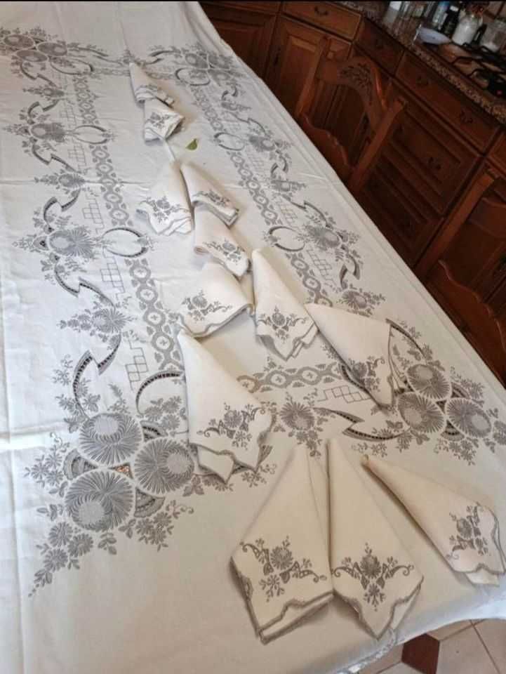 Toalha de mesa Madeira em puro linho, bordada e trabalhada a crivo