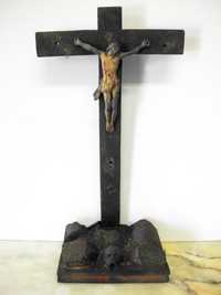 antigo crucifixo em madeira - com caveira na base - Cristo em metal