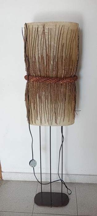Candeeiro de pé estrutura ferro frujado