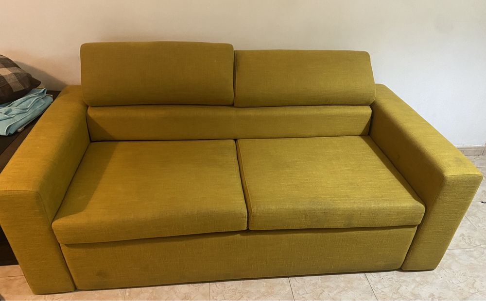 Sofa cama com algumas marcas de uso