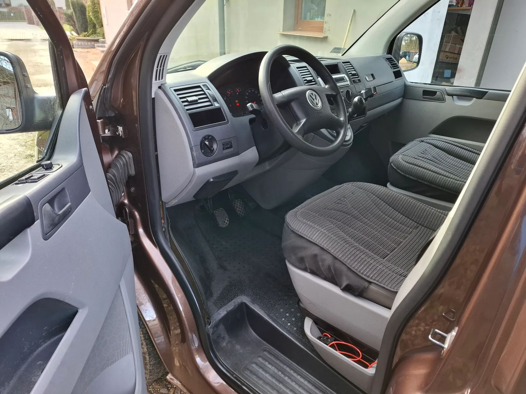 Volkswagen Transporter VW Transporter T5 2003r. 2.5 TDI 6os. VAT1