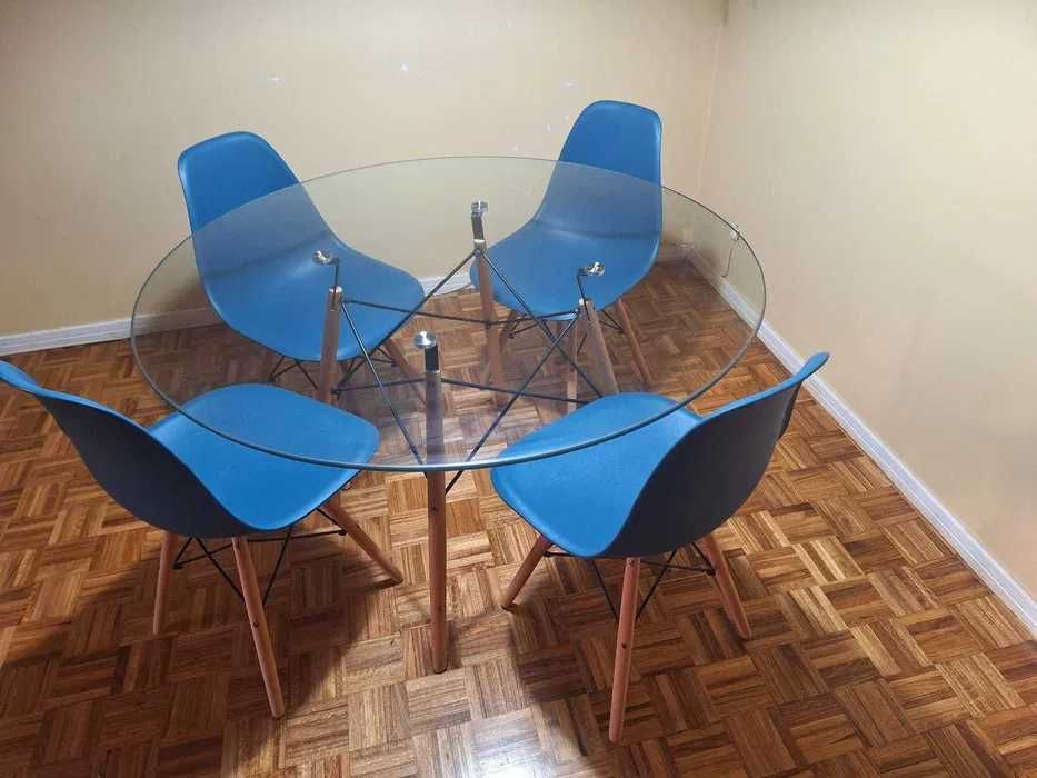 Mesa de vidro redonda com cadeiras modelo eiffel