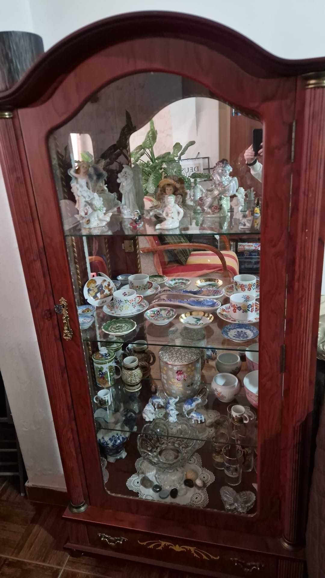 Vitrine em Madeira com Vidro – Estilo Clássico | Excelente Estado