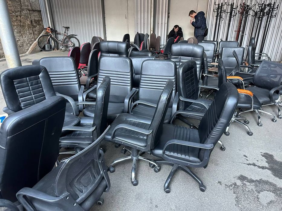 РОЗПРОДАЖ ТЕРМІНОВО,столи лофт,крісла,стільці ісо,тумби,стелажі,полиці