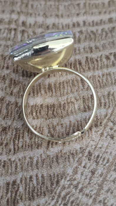 Cudowny pierścionek regulowany z opalizujacym oczkie.
