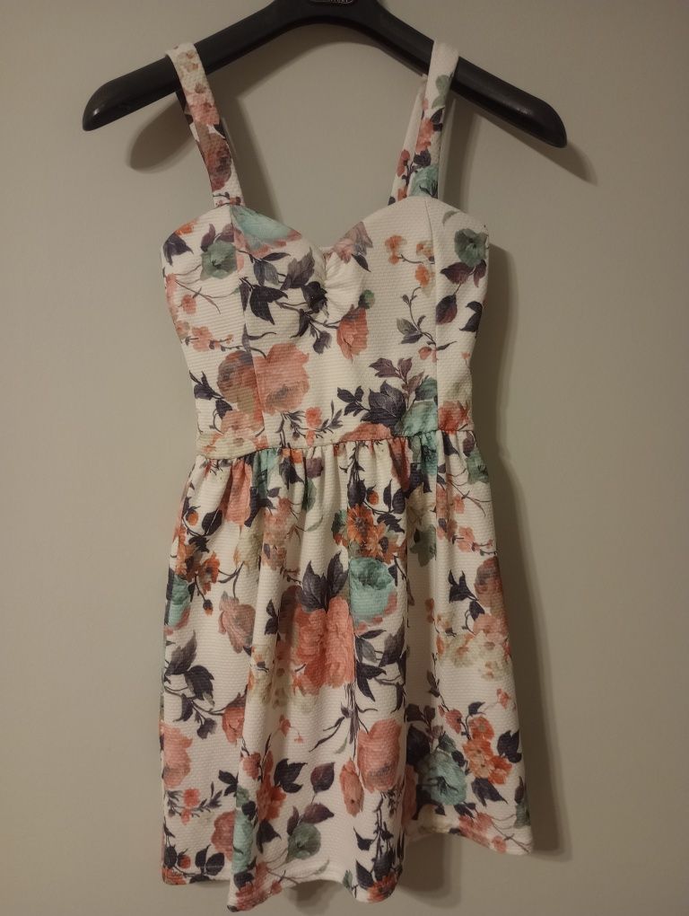 Sukienka w kwiaty 38