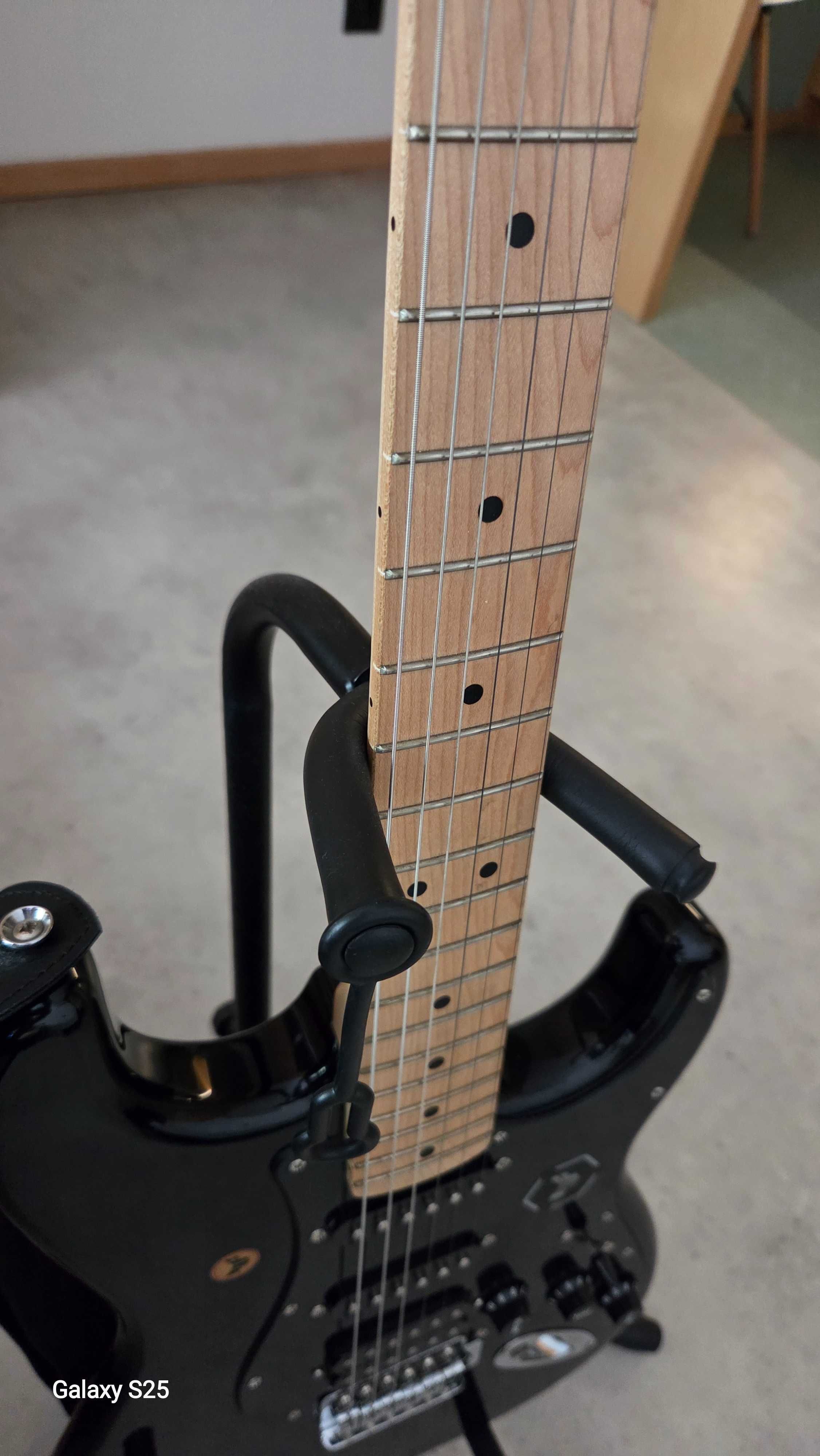 Guitarra Squier by Fender Sonic Strat HSS MN