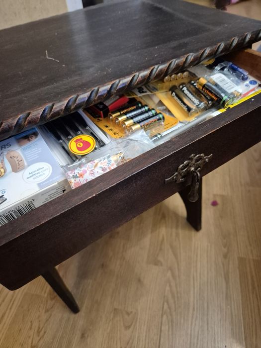 Mesa de apoio antiga em madeira maciça – modelo de corações com gavet