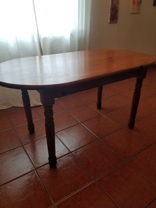 Mesa de cozinha ou sala, madeira e tampo oval,