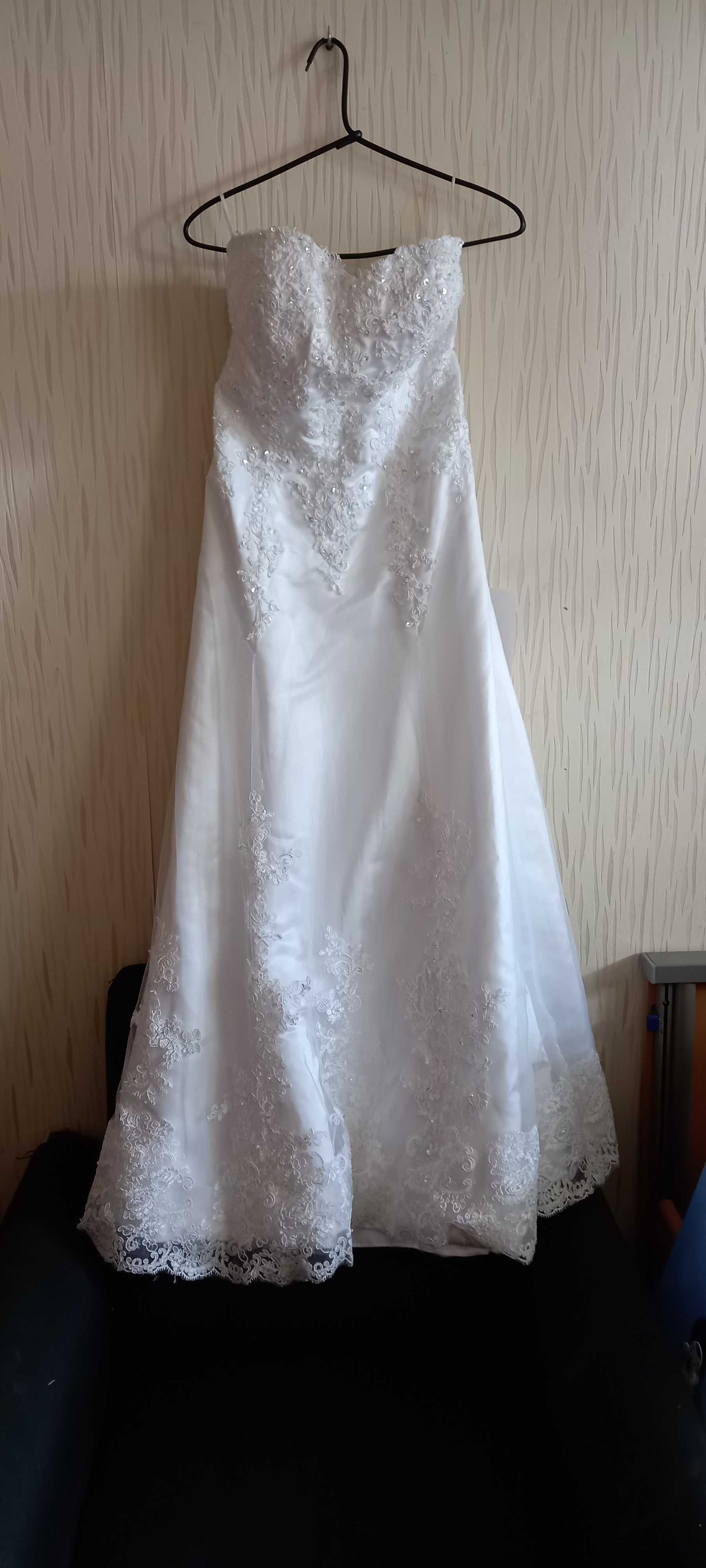 Piękna  suknia ślubna