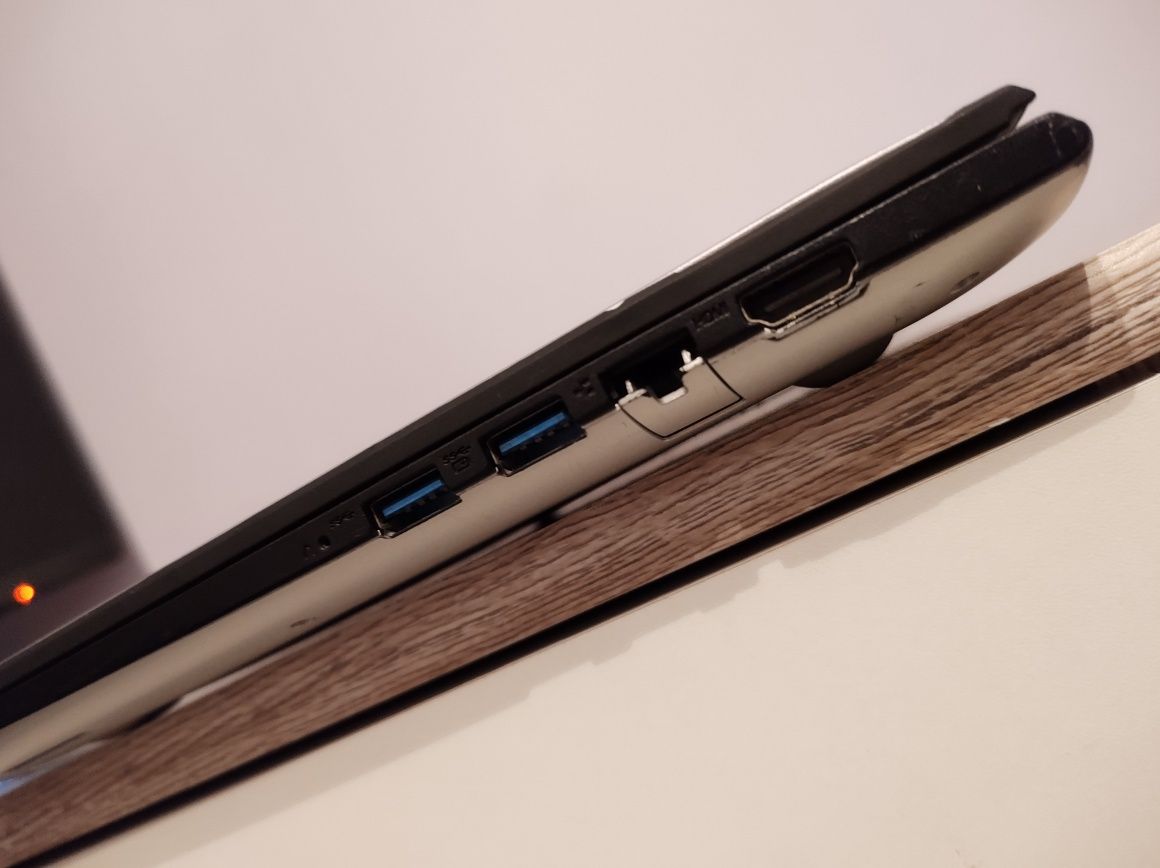 Ultrabook laptop 14'' klaw. Podświetlena SSD i3 8gb DDR4