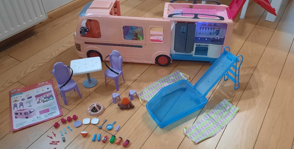 Duży kamper dla lalek z basenem i akcesoriami