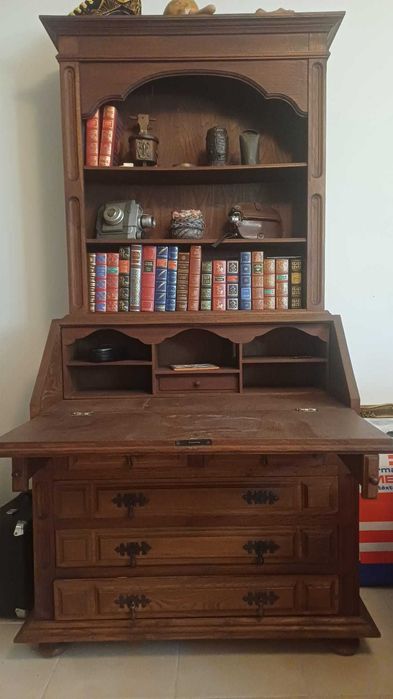 Móvel livreira em madeira nobre