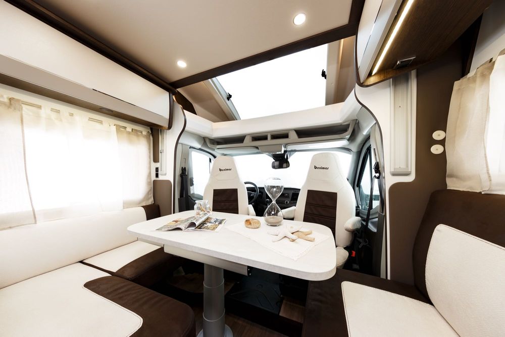 Wynajem Kampera 442 Rok 2023, komfortowy, bogato wyposażony, Łódź