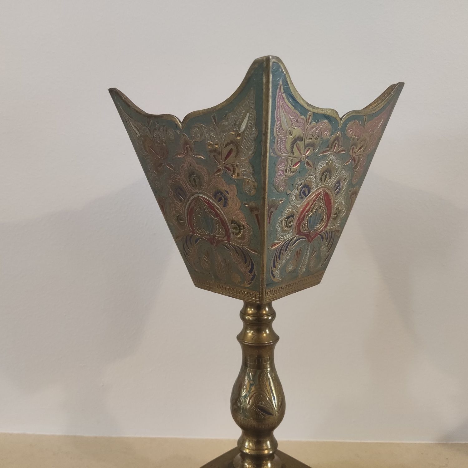Antigo cálice em latão trabalhado, baixo relevo e pintura - decoração
