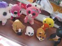8 pequenos peluches