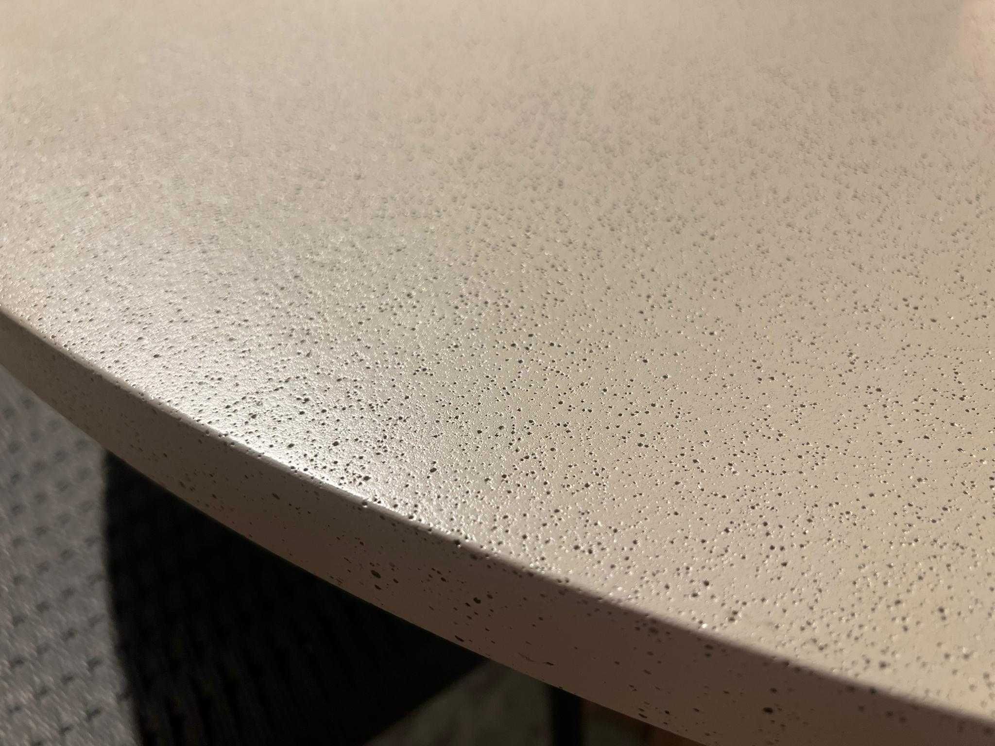 Mesa de madeira acácia e composto de resina e pedra