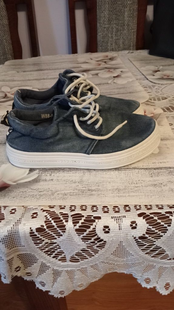 Tenisówki jeansowe na grubej podeszwie