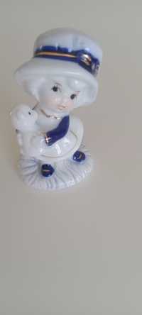 Mała porcelanowa lalka z misiem